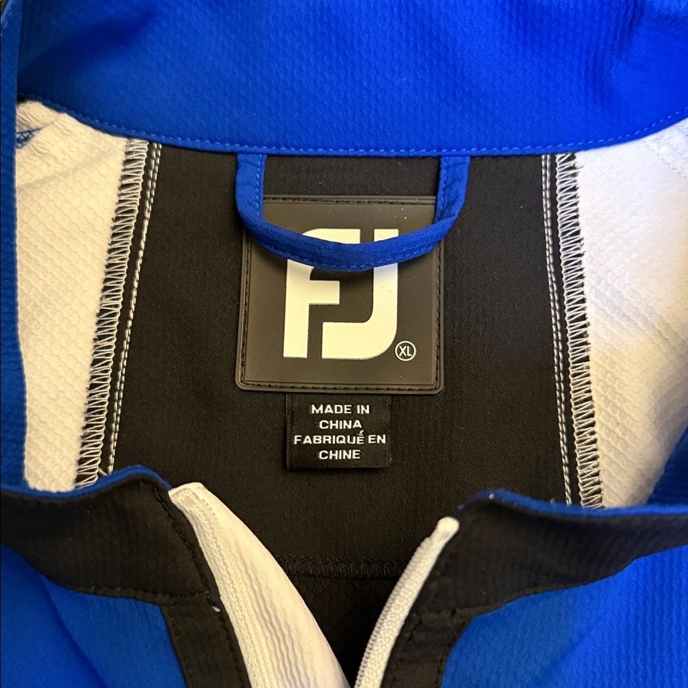 FootJoy: Short Sleeved Wind/ Weather Resistant Q-Zip (Blk,White,Blue / Medium) - Picture 3 of 6